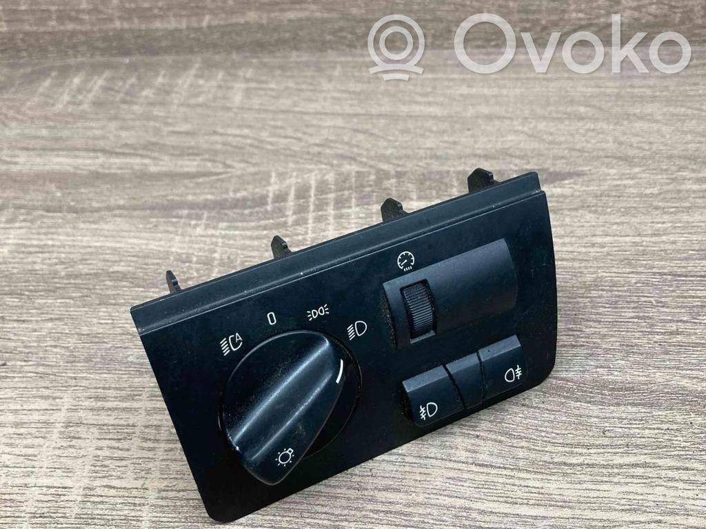 Light switch   6909775