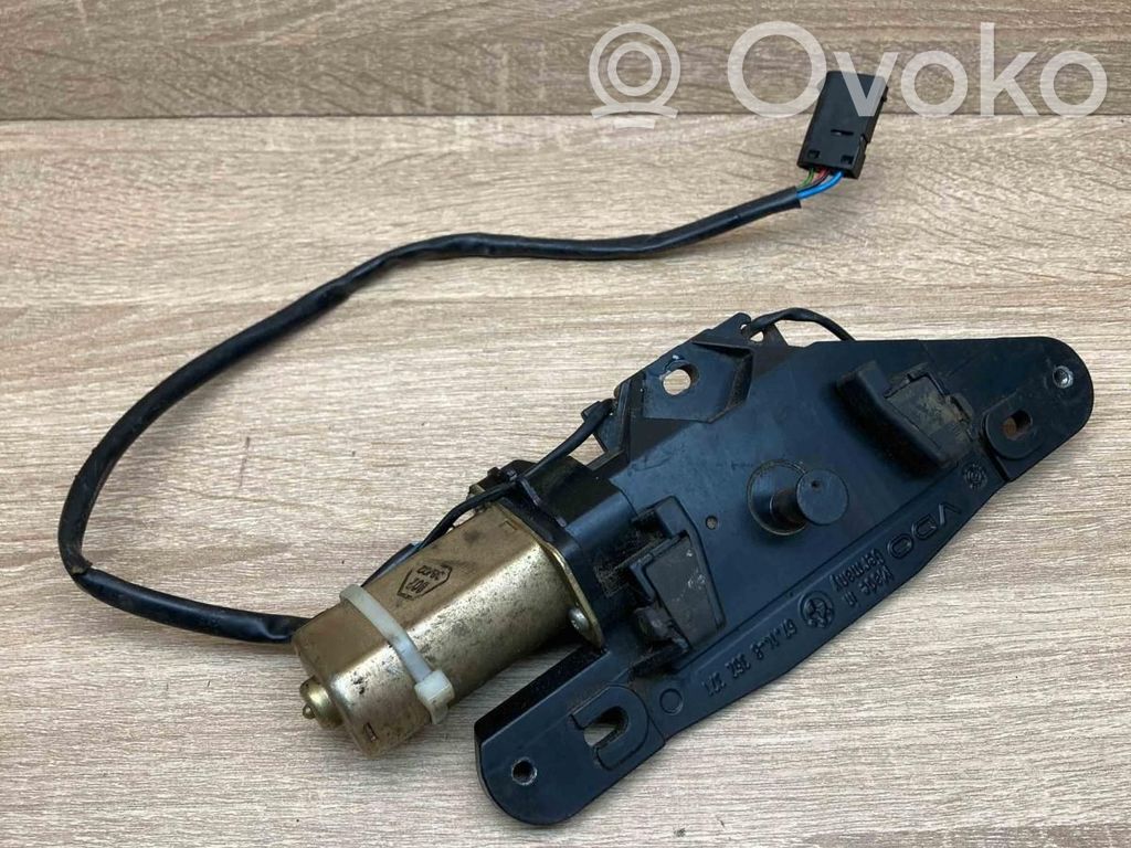 BMW 5 E39 Aizmugurējā pārsega pievilcējs 