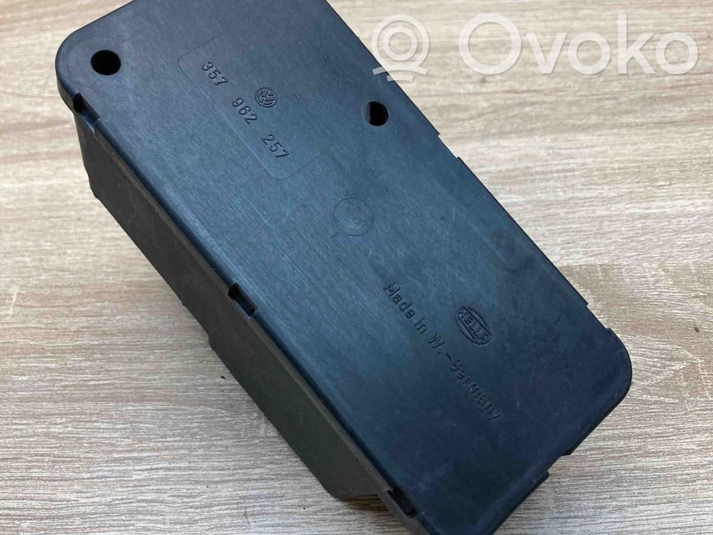 Volkswagen Golf III Central locking vacuum pump 