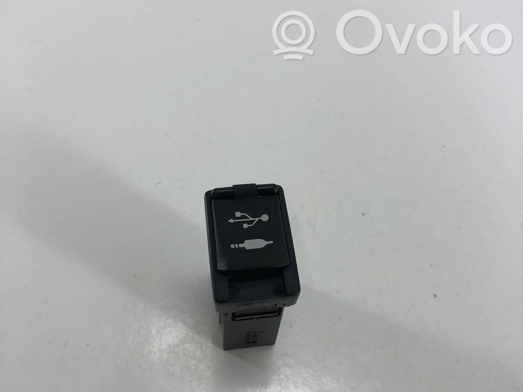 Toyota C-HR I Enchufe conector USB 
