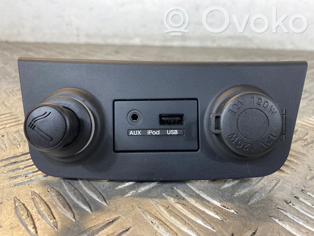 Hyundai i30 Enchufe conector USB 