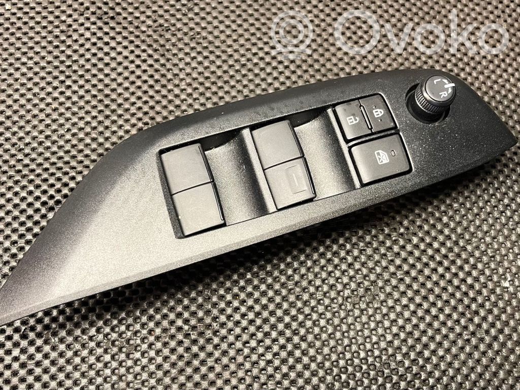 Toyota Yaris Cross Electric window control switch