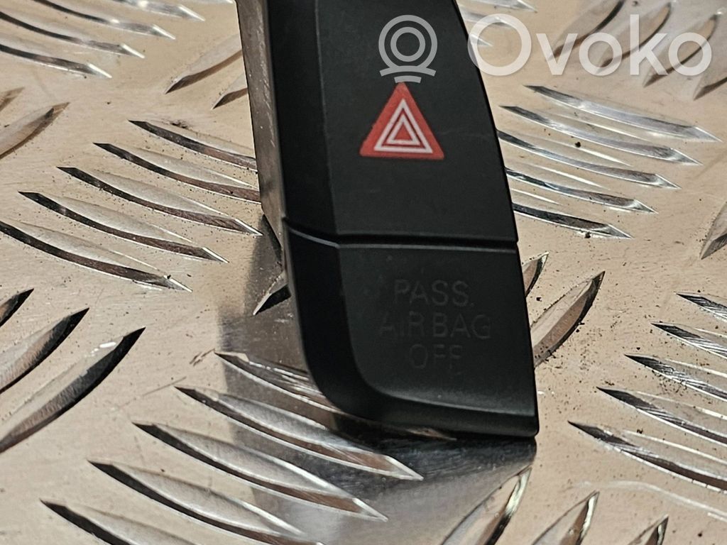 Audi A4 S4 B8 8K Hätävilkkujen kytkin