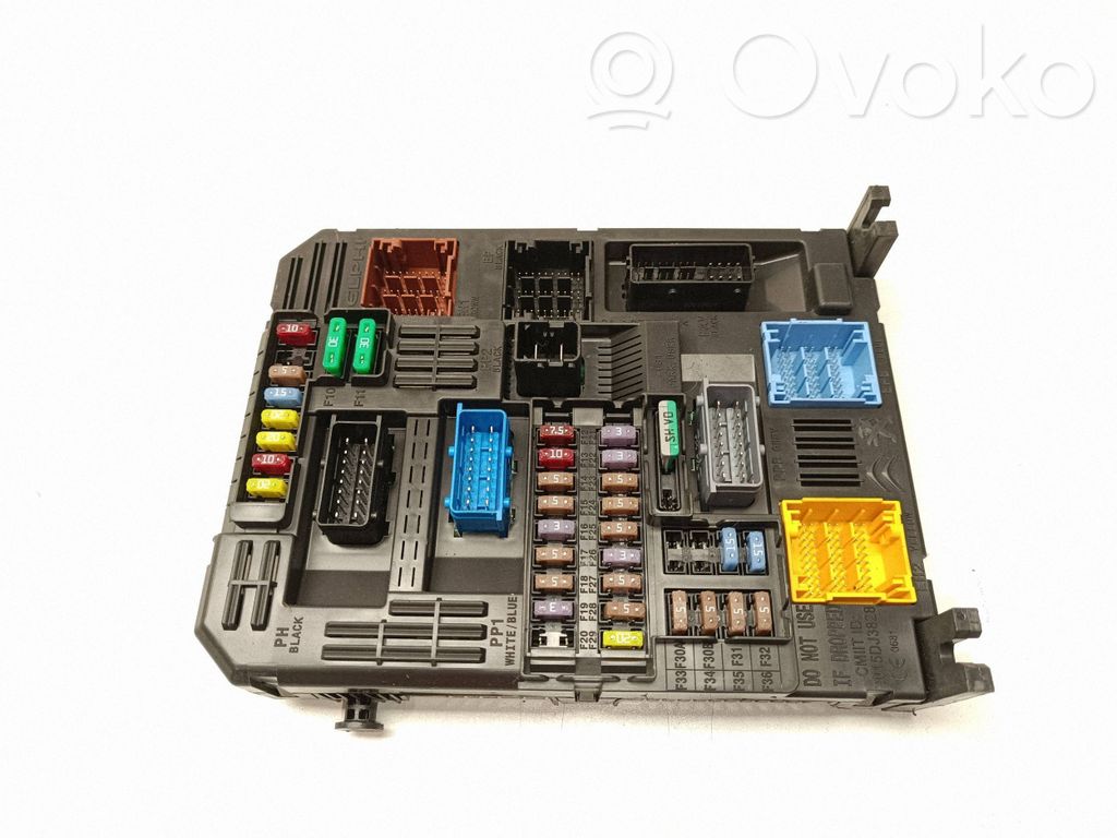 Opel Vivaro Ramka / Moduł bezpieczników