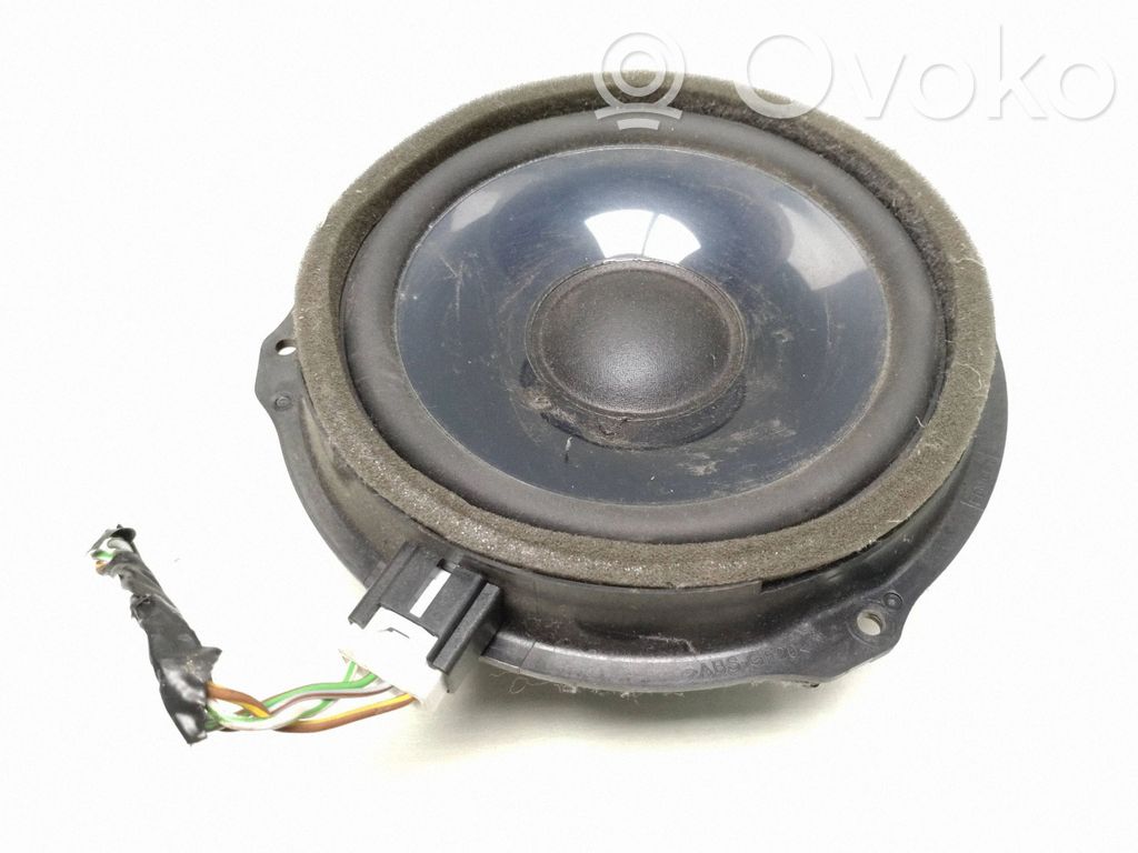 Ford Focus Takaoven kaiutin 