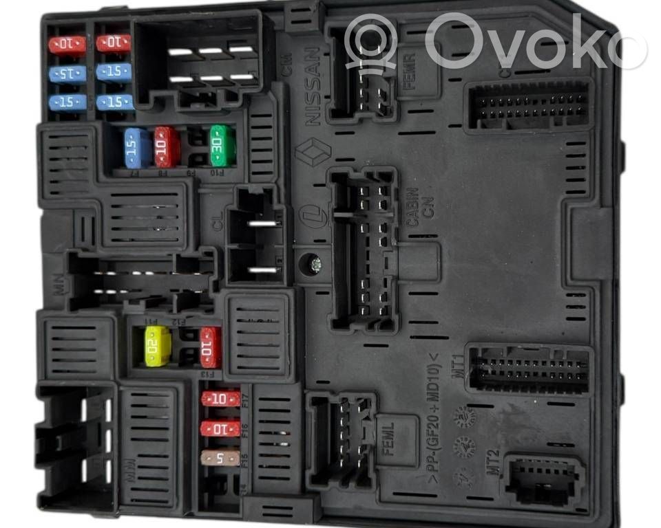 Nissan Qashqai Ramka / Moduł bezpieczników 