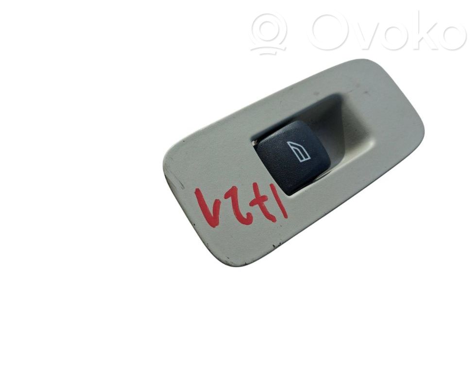 Electric window control switch   31334569,12W381