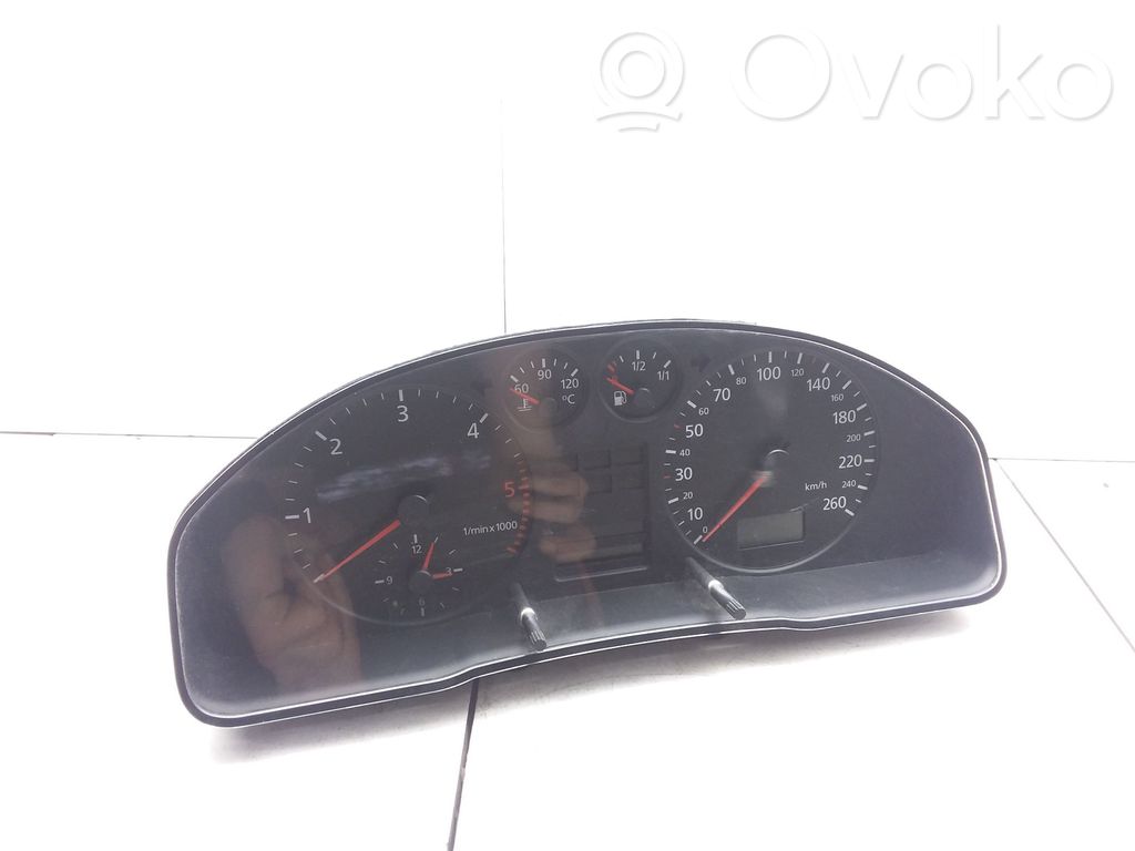 Audi A4 S4 B5 8D Geschwindigkeitsmesser Cockpit 