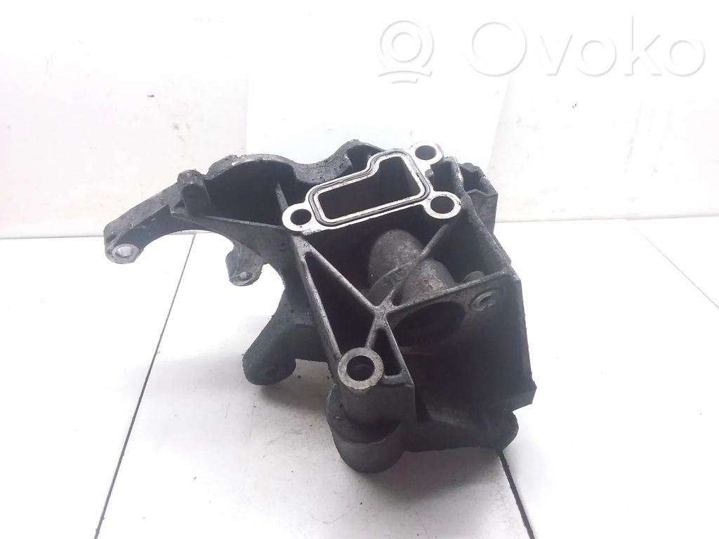 Volkswagen Touareg I Power steering pump mounting bracket 