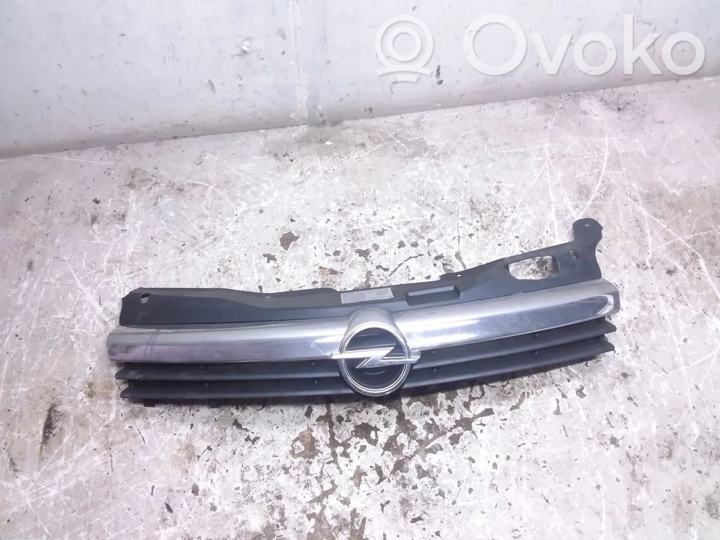 Opel Astra H Etupuskurin ylempi jäähdytinsäleikkö 