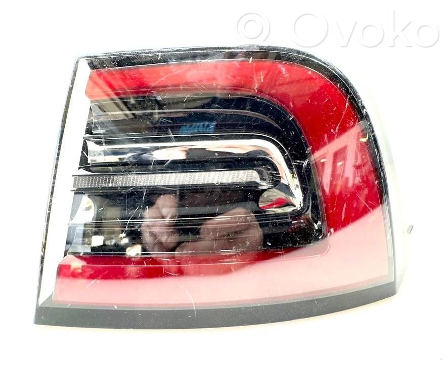 Tesla Model 3 Aizmugurējais lukturis virsbūvē 