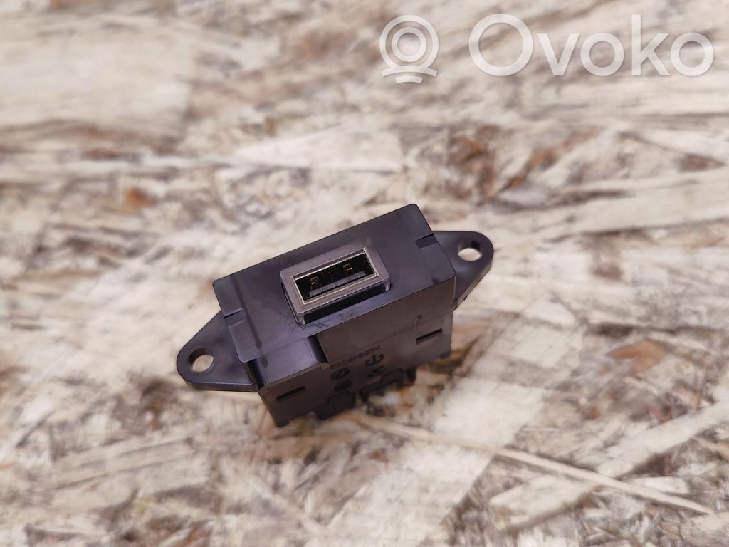 Alfa Romeo Giulia USB socket connector 