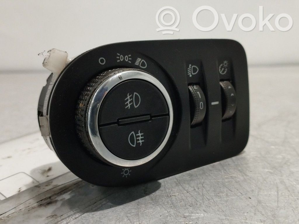 Light switch   13470445