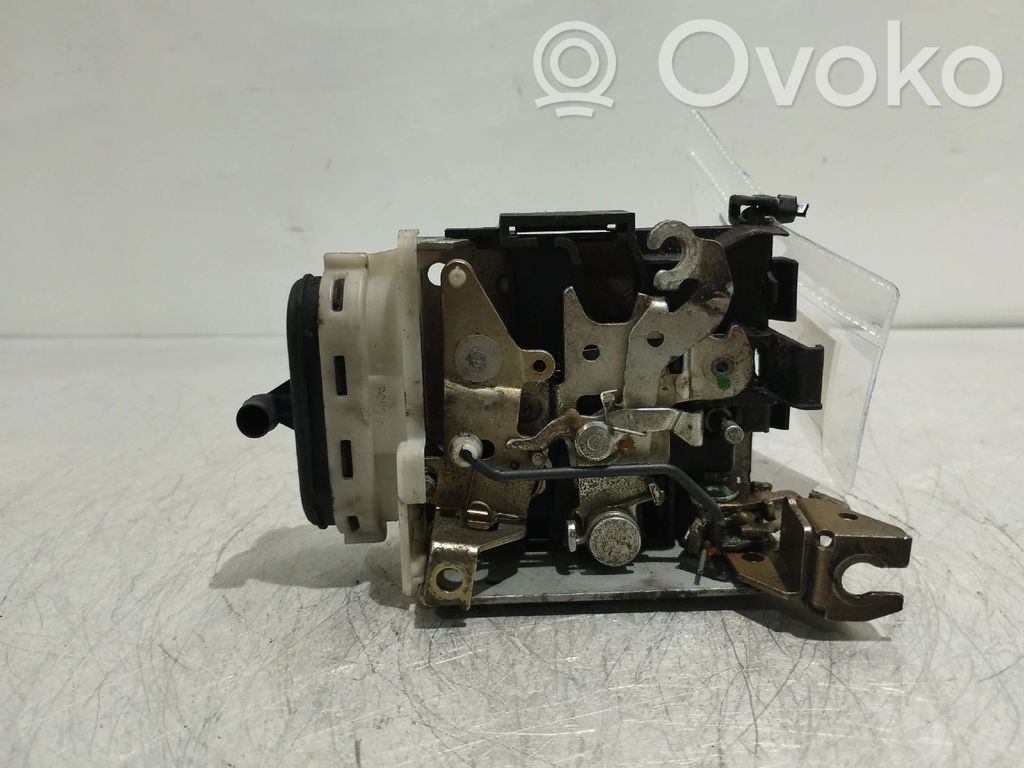 Zamek drzwi tylnych   8D0839015A