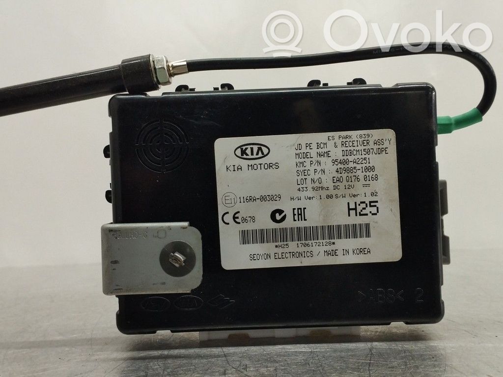 Unidad de control/módulo del bloqueo de puertas   95400A2251,4D98851000