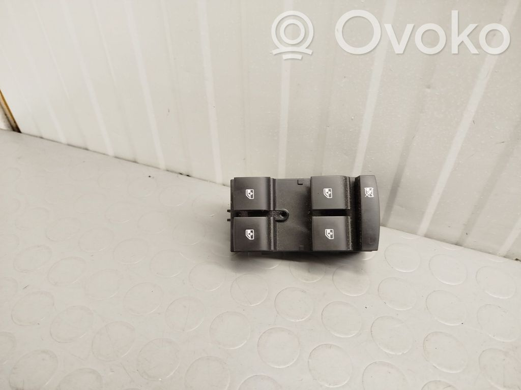 Opel Mokka X Electric window control switch 