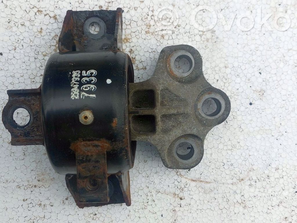 Engine mounting bracket