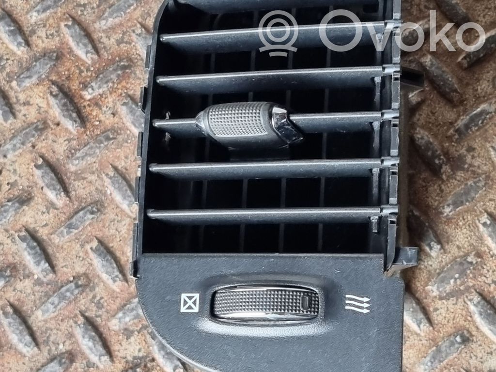 Dodge RAM Dysze / Kratki środkowego nawiewu deski rozdzielczej 