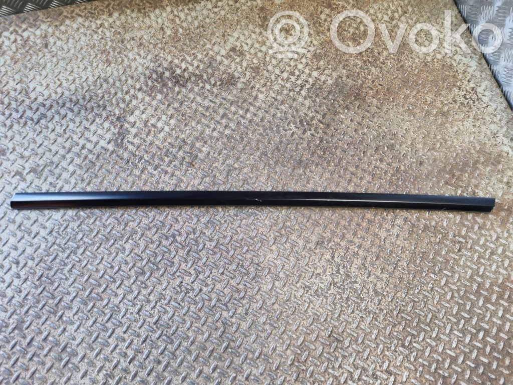 Tesla Model Y Etuoven lasin muotolista 