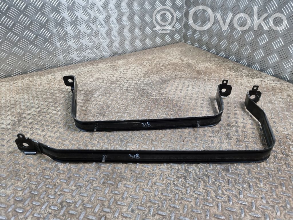 Chrysler Pacifica Polttoainesäiliön kannake 
