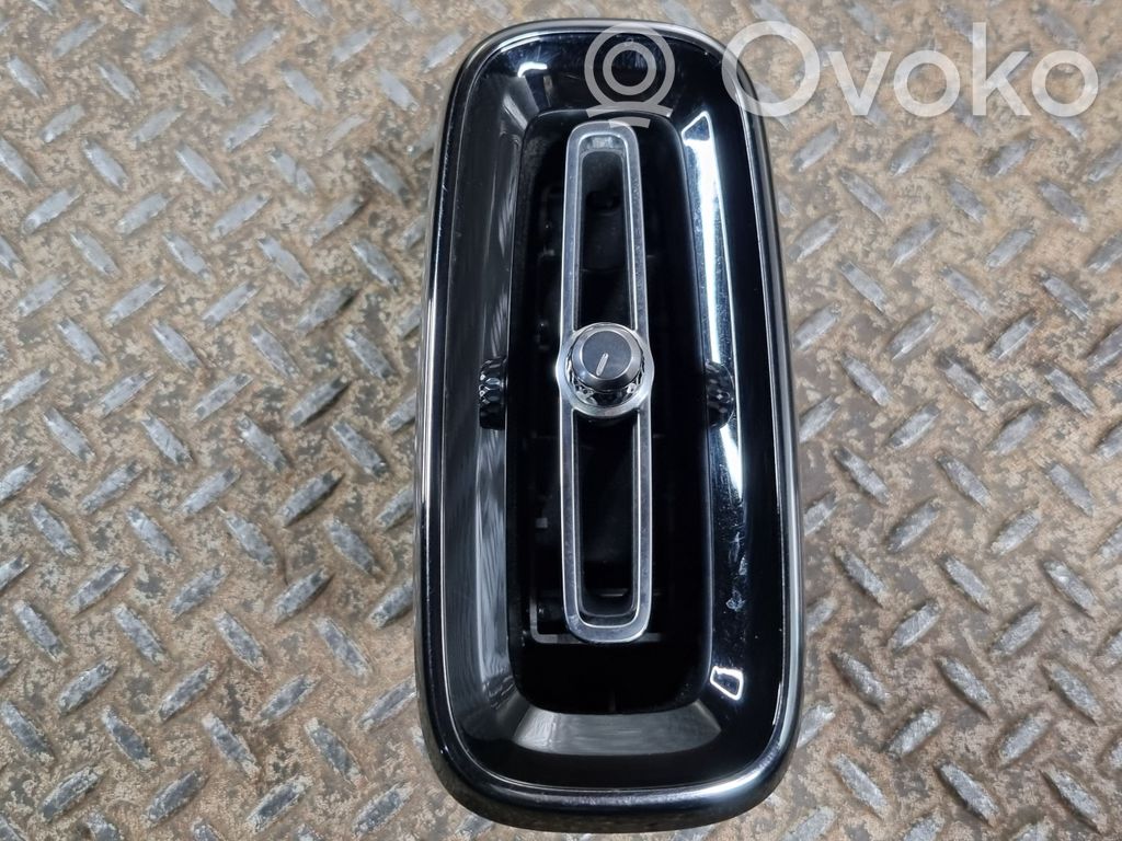 Volvo XC40 Boczna kratka nawiewu deski rozdzielczej 