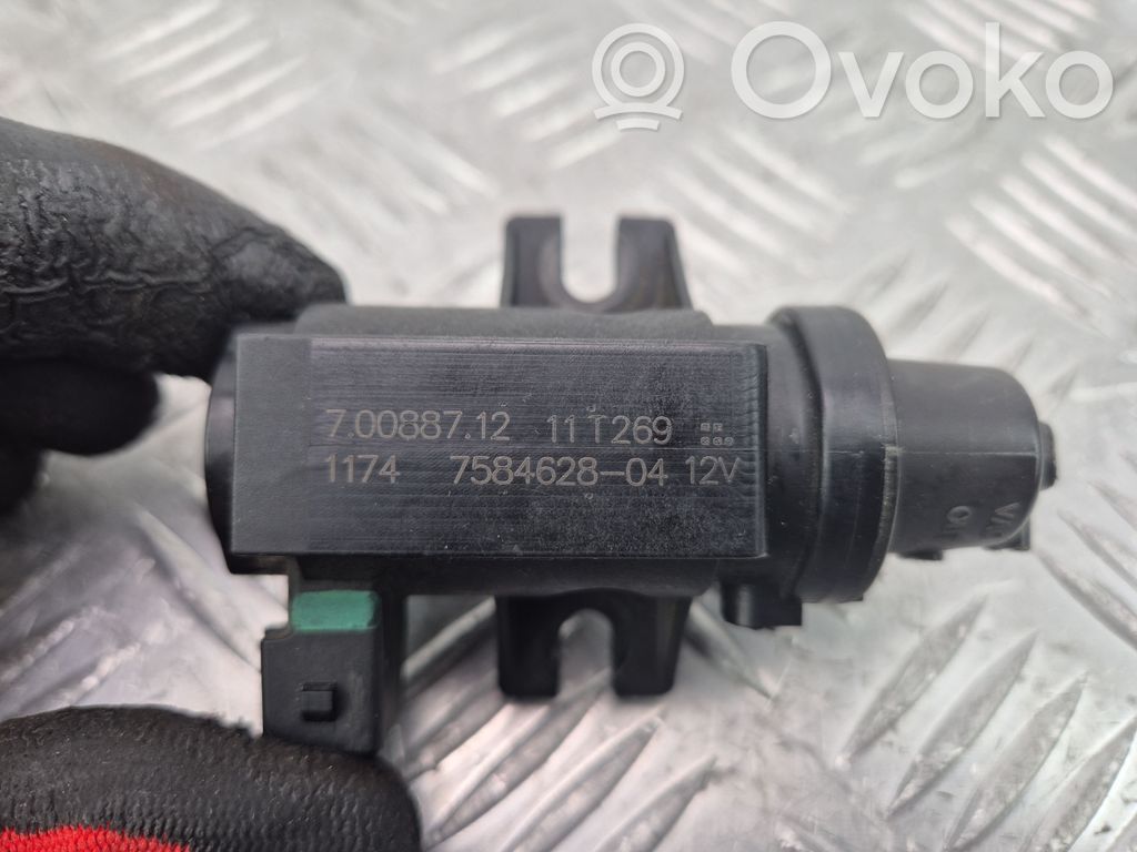 BMW X3 F25 Kita variklio detalė 