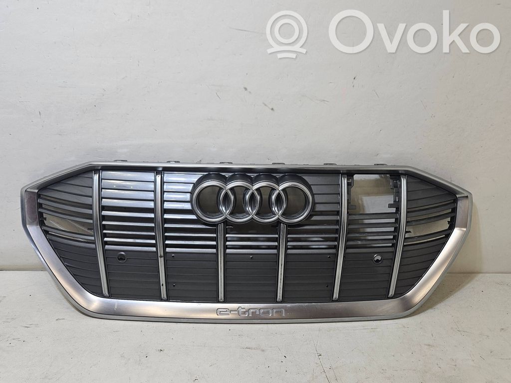 Audi e-tron Front bumper upper radiator grill 