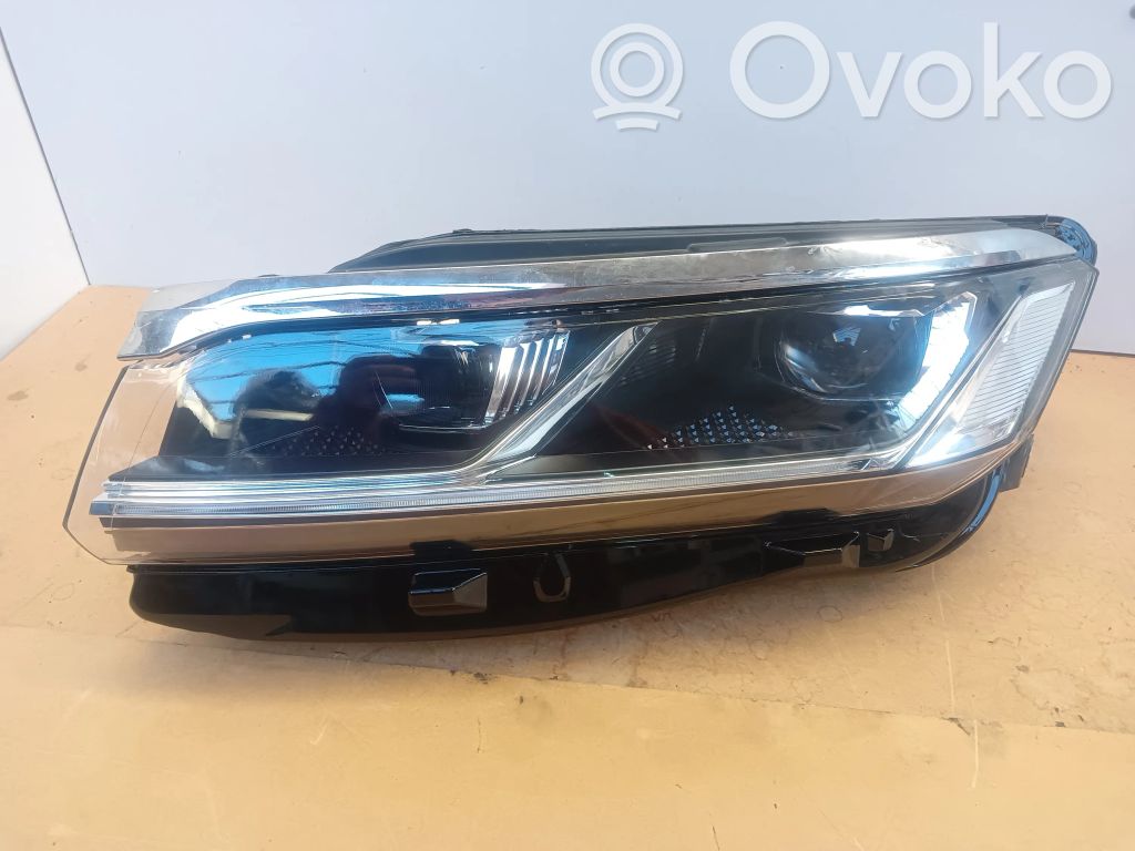 Volkswagen Touareg III Lampa przednia 