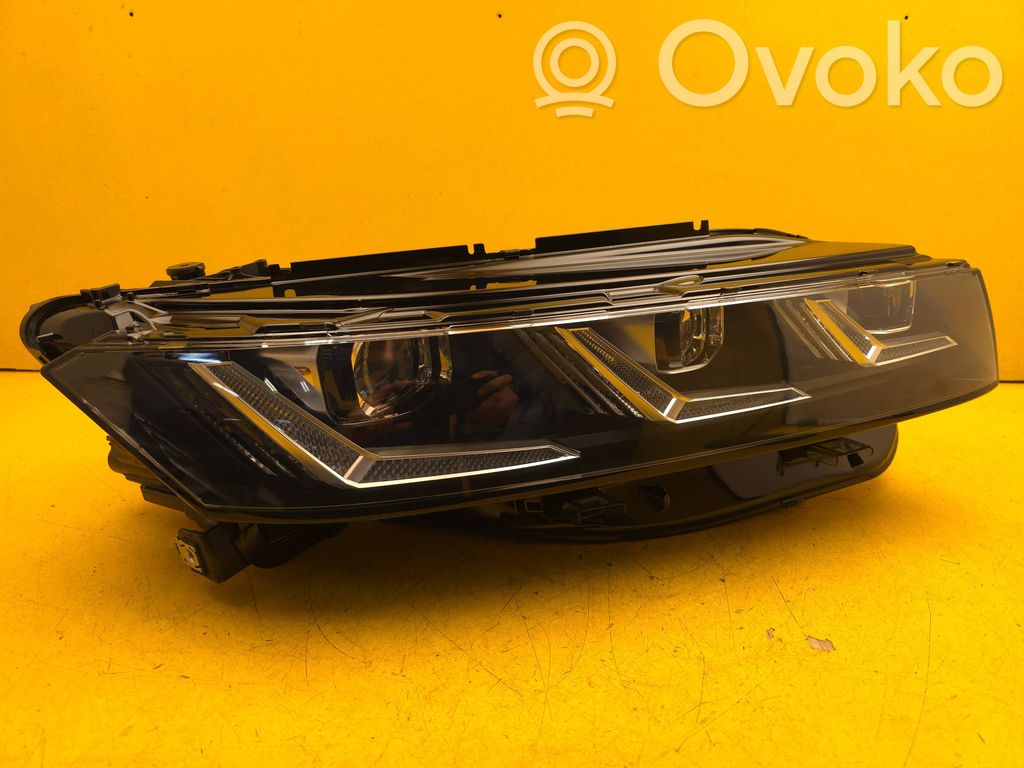 Volkswagen Touareg III Lampa przednia 