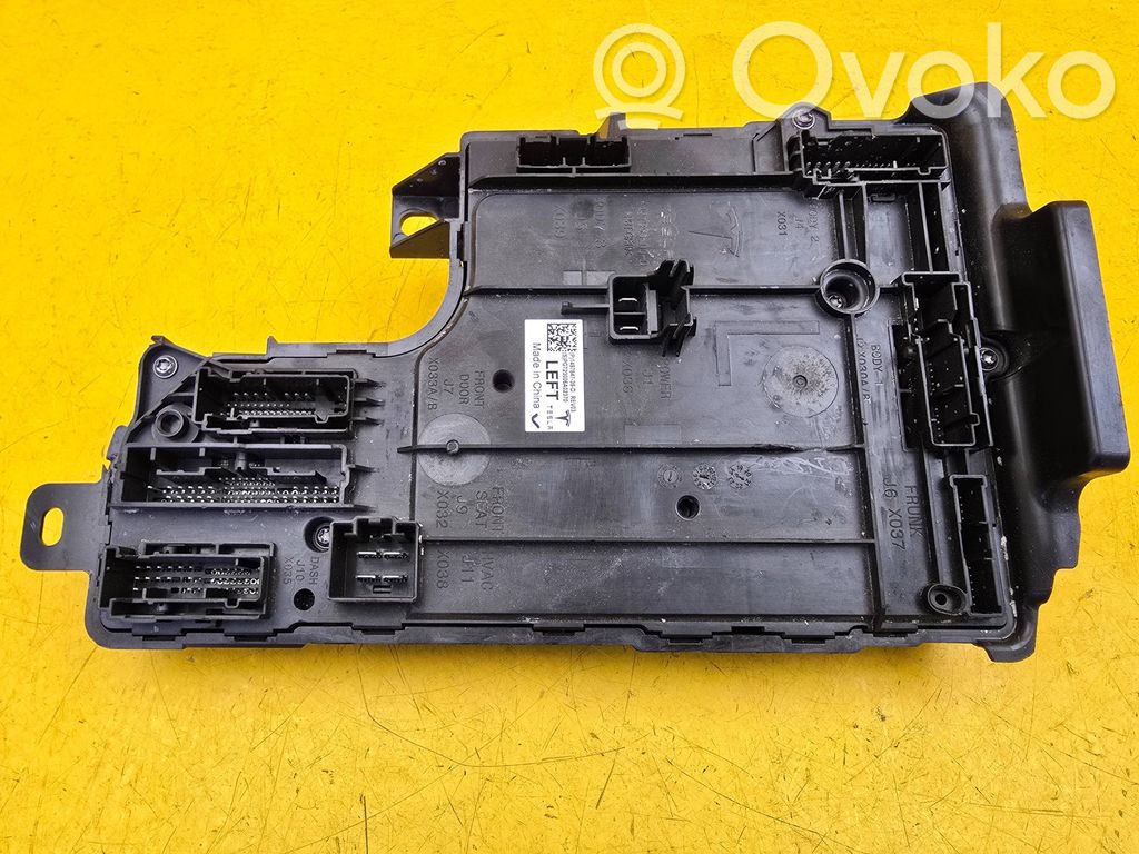 Tesla Model Y Comfort/convenience module 