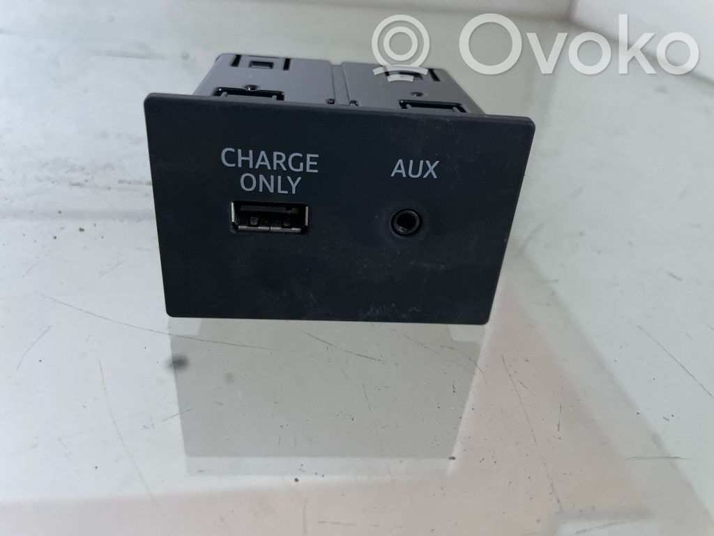 Audi Q2 - Enchufe conector entrada auxiliar 