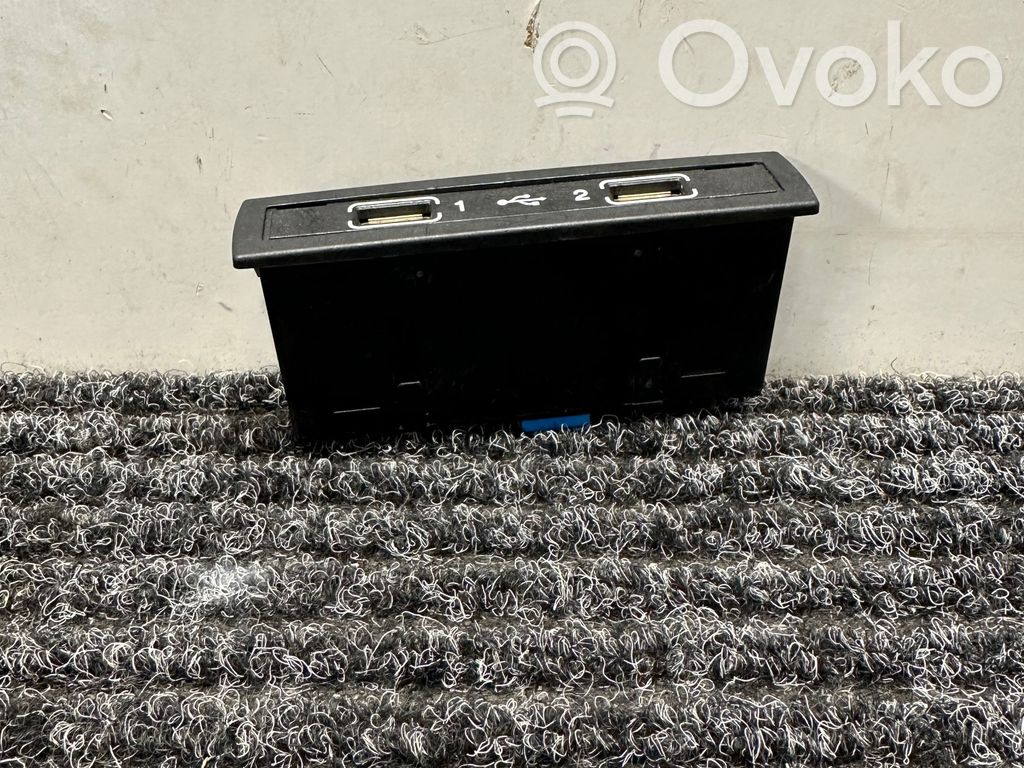 Mercedes-Benz E W212 Priză USB 
