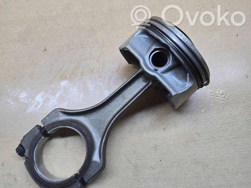 Piston with connecting rod   7840922