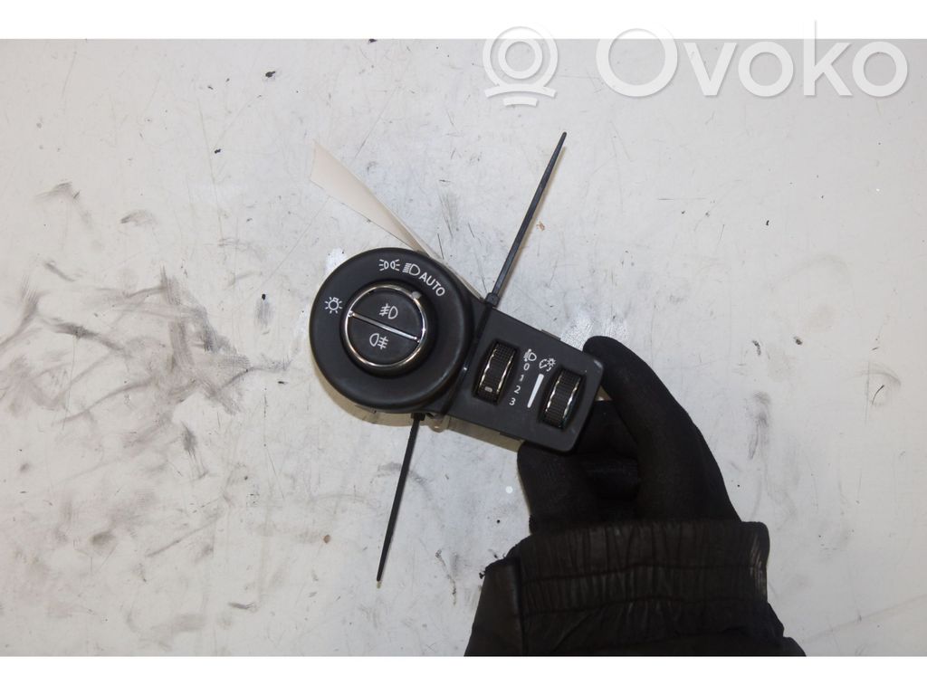 Light switch   06094360600