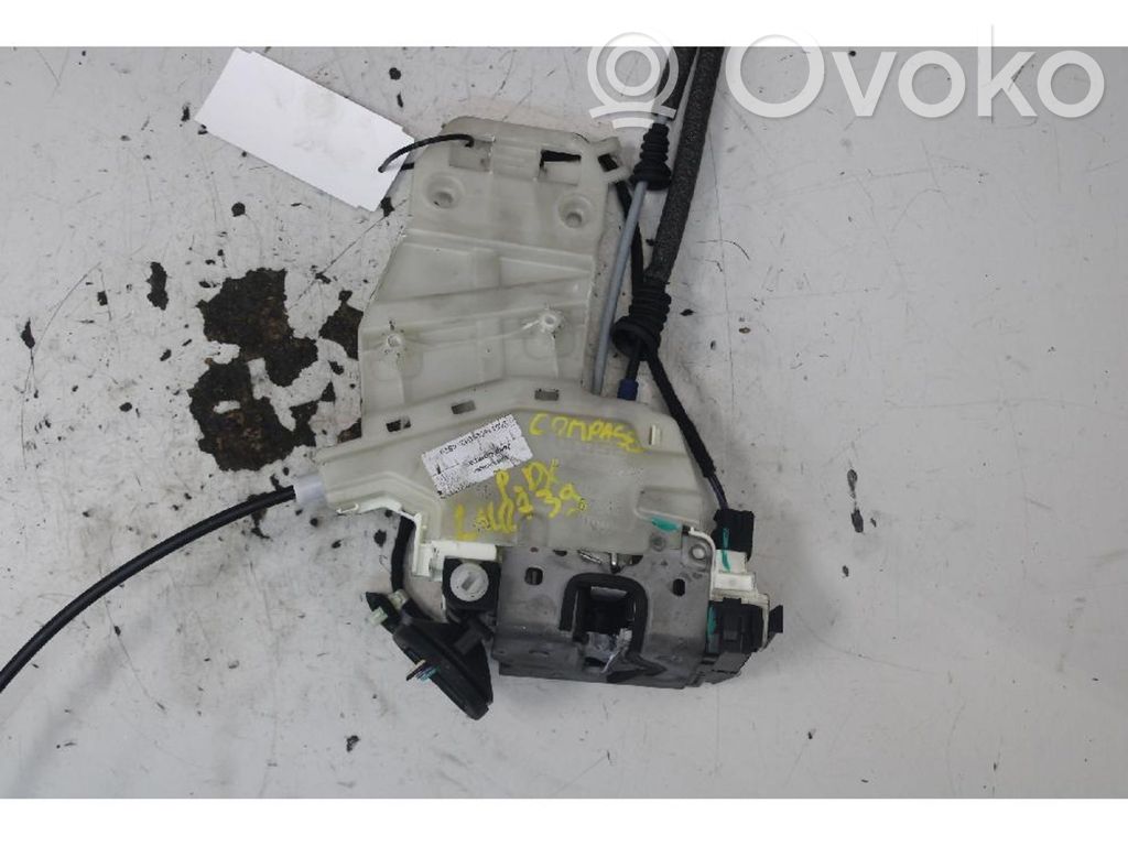 Jeep Compass Takaoven lukko 