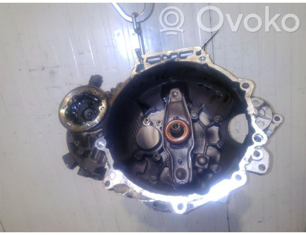 Volkswagen New Beetle Cutie viteze manuală cu 5 trepte 