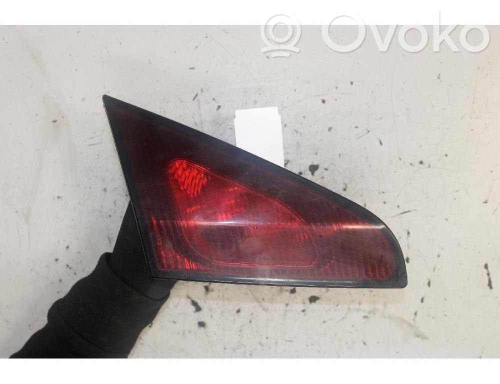 Mitsubishi Colt Galinis žibintas dangtyje 