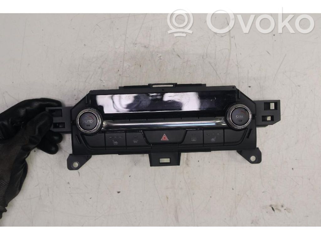 Mazda CX-30 Climate control unit 