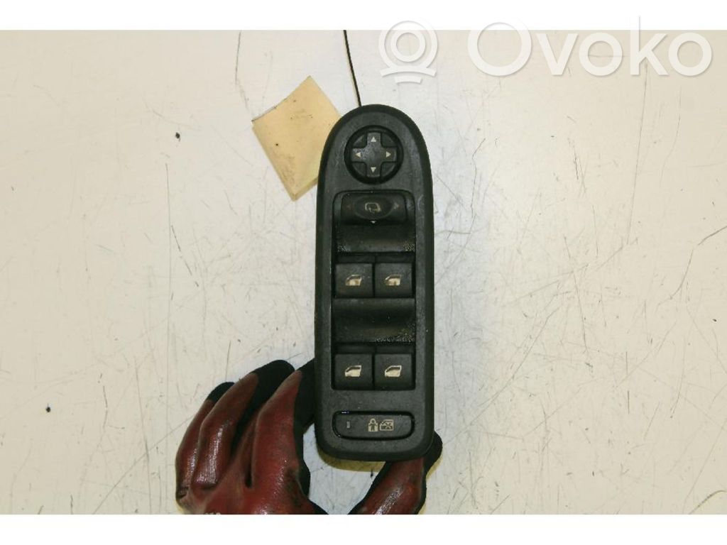 Electric window control switch   30170348,666603