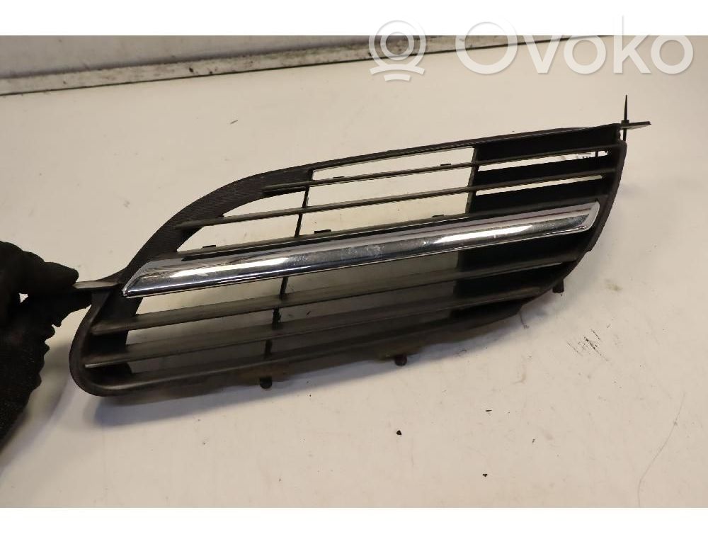 Nissan Almera Tino Grille de calandre avant 