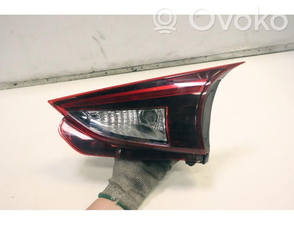 Mazda 3 III Aizmugurējais lukturis pārsegā 