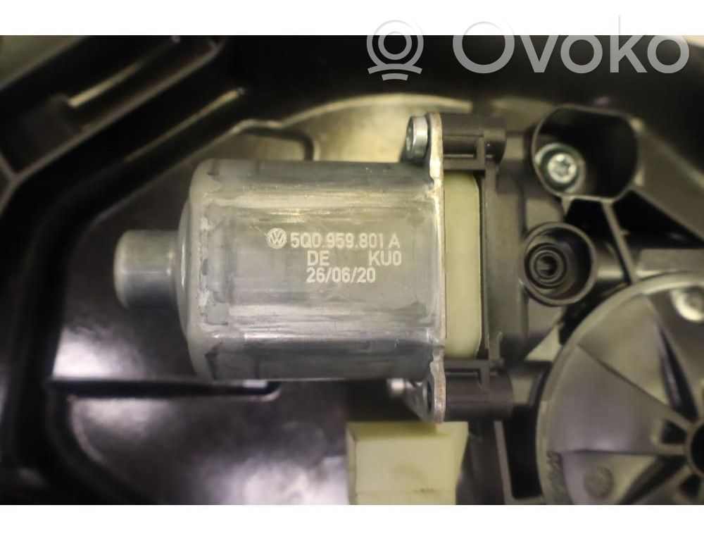 Volkswagen Golf VIII Alzacristalli della portiera anteriore con motorino