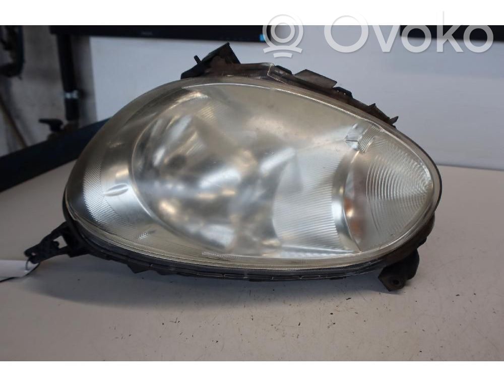 Nissan Micra Lampa przednia 