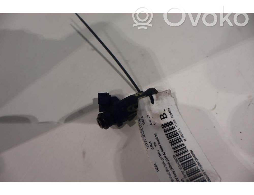 Inyector de combustible   353102B000
