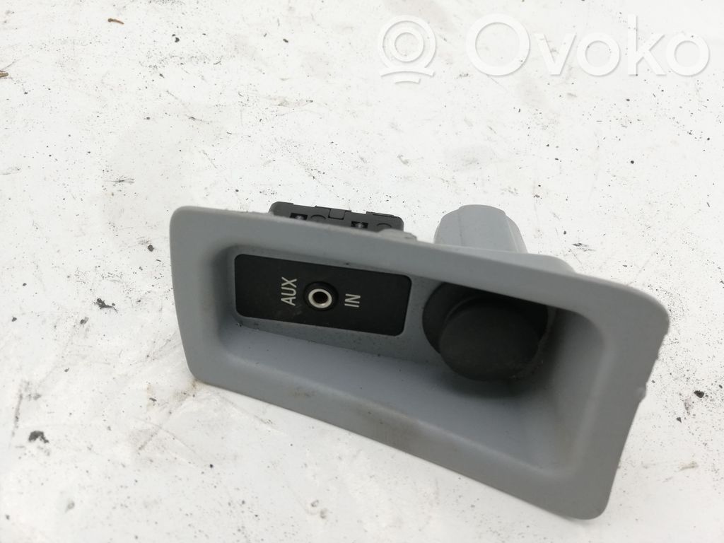 BMW 1 E81 E87 AUX-pistokeliitin 