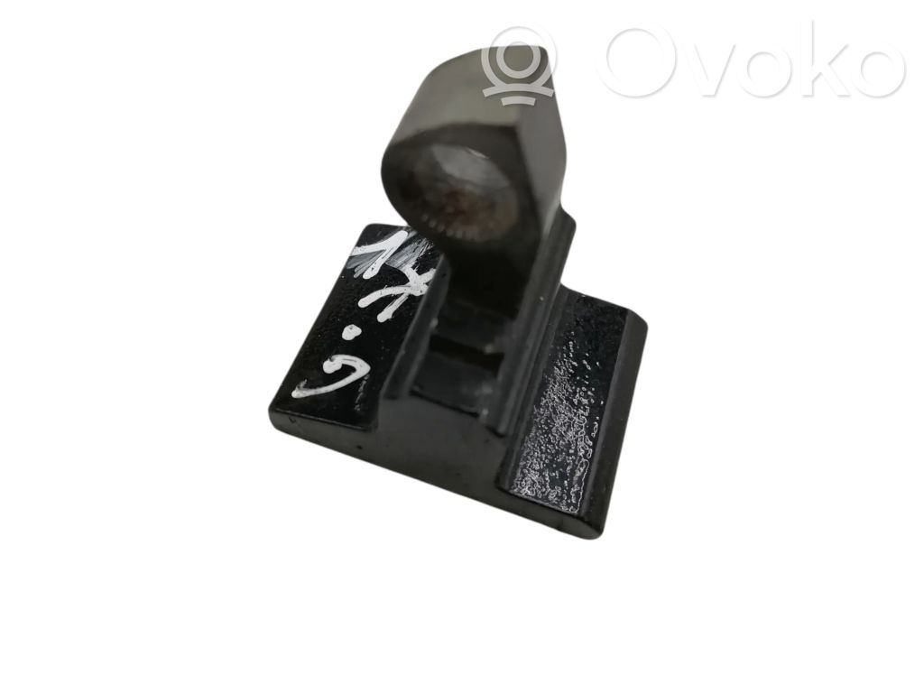 Rear door upper hinge   7068087