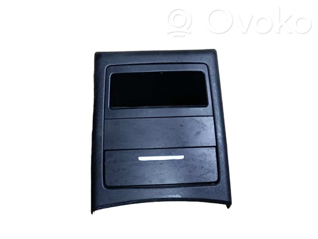 BMW 3 E90 E91 Peleninė panelėje 