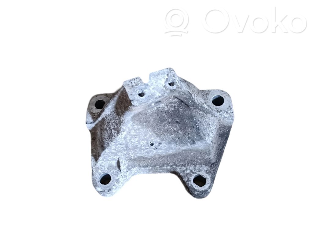 Jeep Grand Cherokee Engine mounting bracket 