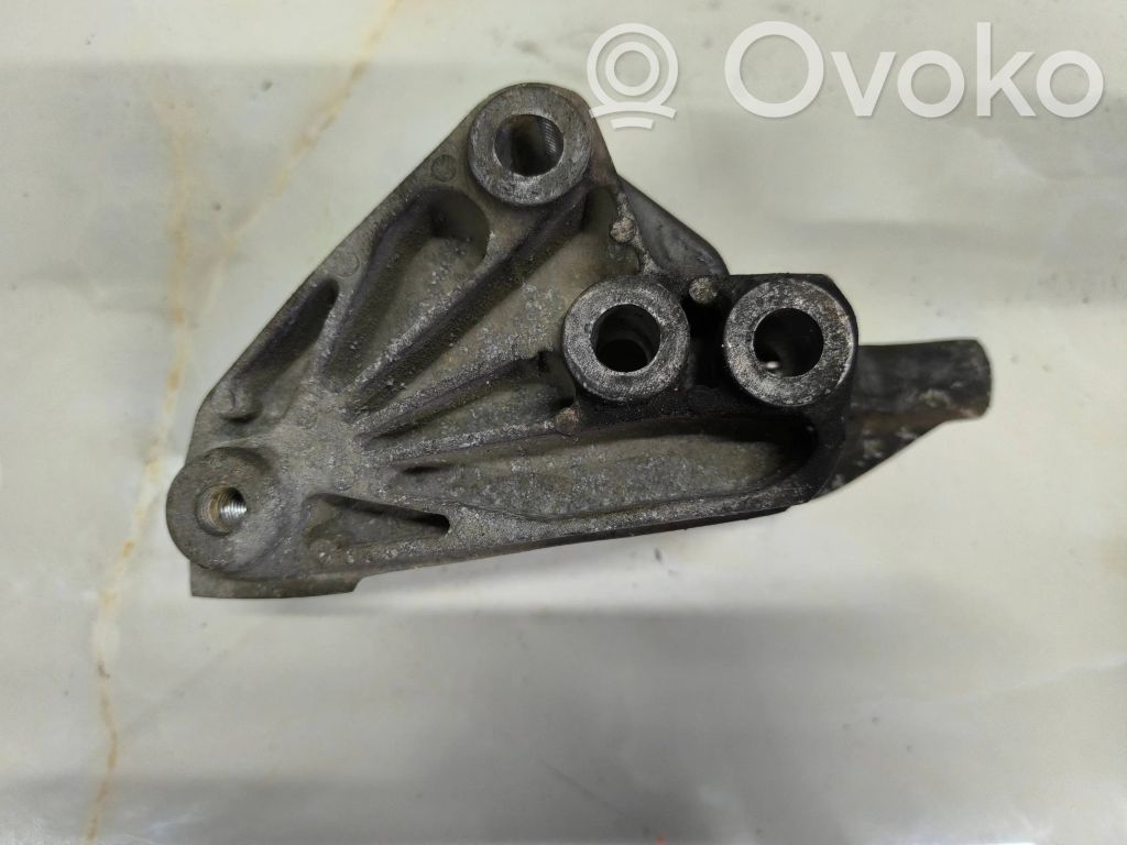 Chevrolet Captiva Engine mounting bracket 