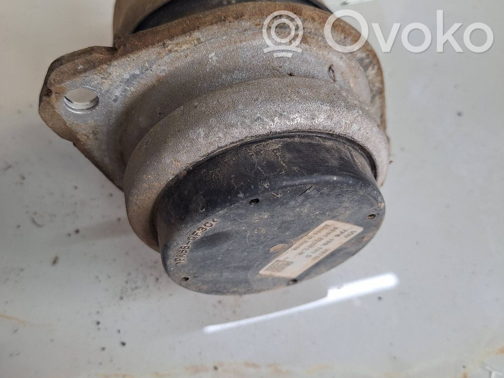 Volkswagen Touareg II Engine mount bracket 